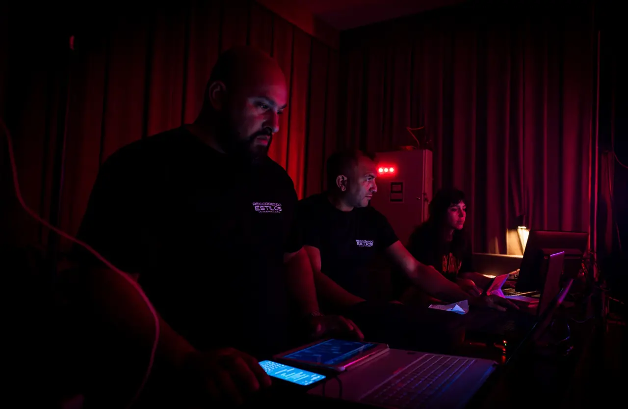 Equipo de producción trabajando detrás de escena