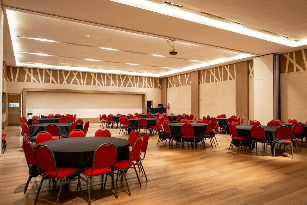 Salón preparado para un encuentro corporativo