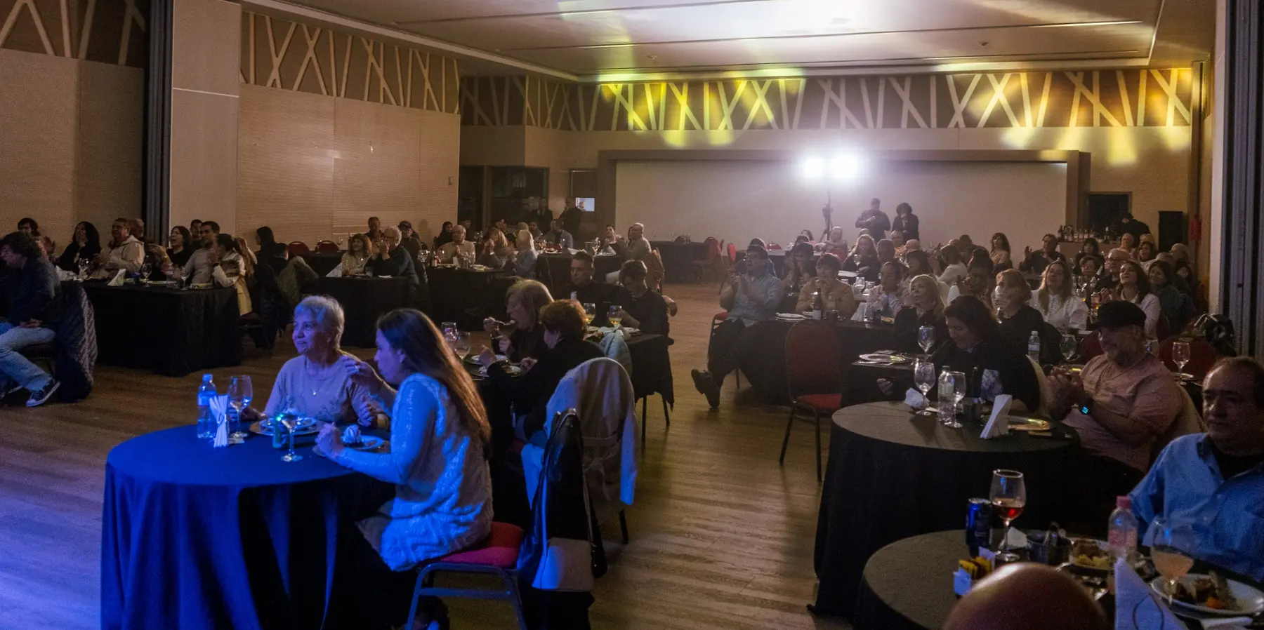 Público compartiendo una cena durante el espectáculo