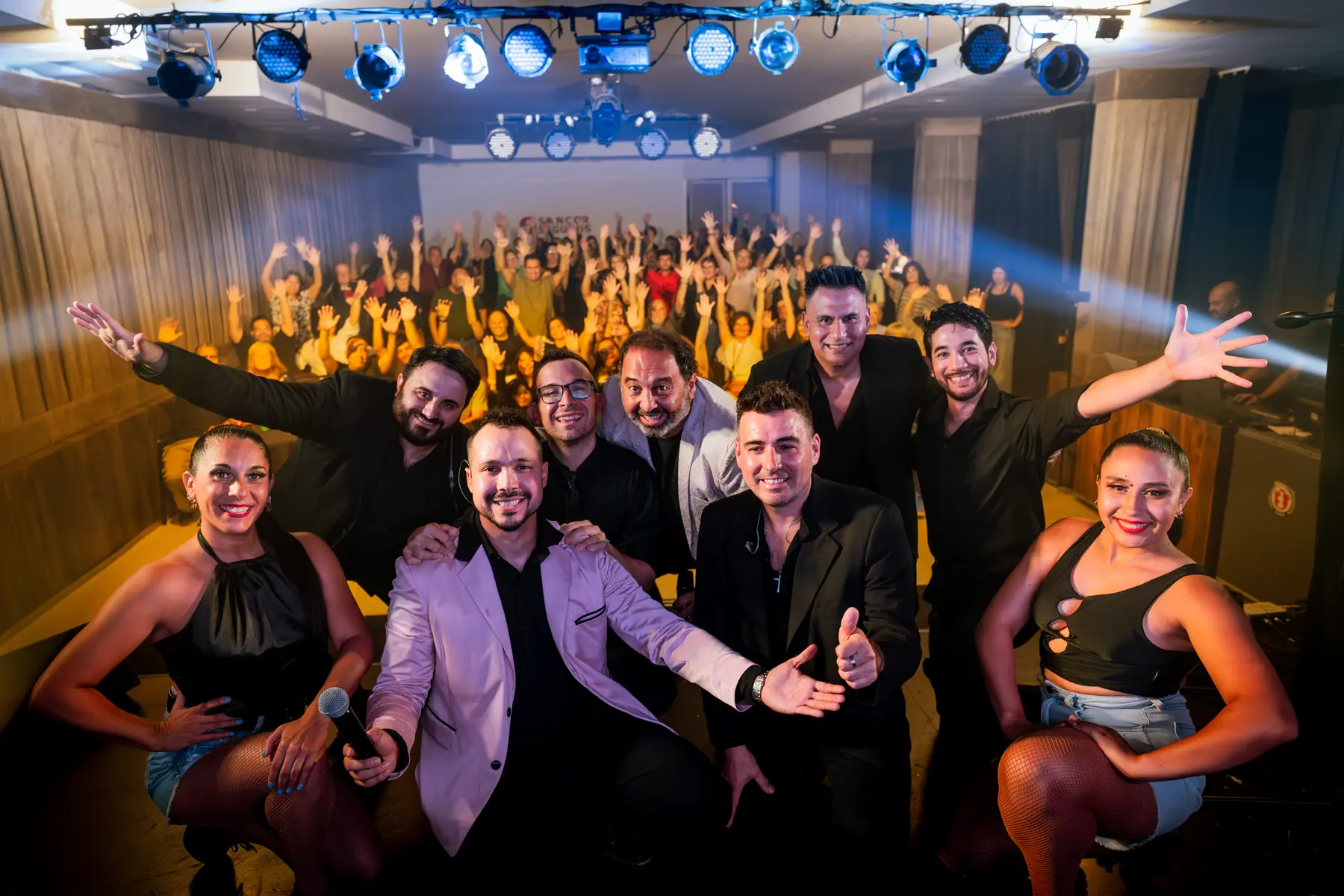Elenco de Aimar Producciones junto al público